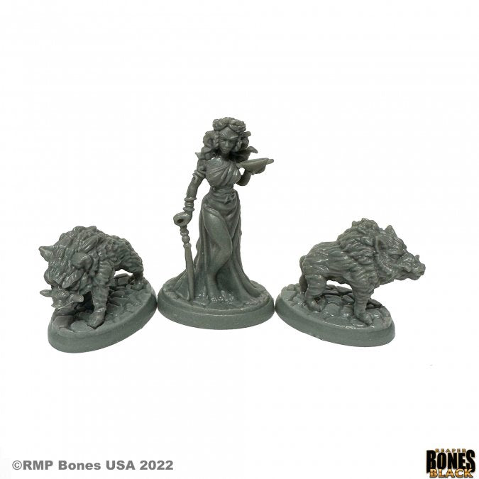Circe, greek sorceress & Pigs - Gray resin miniature set featuring a standing Greek sorceress with staff and two boar figures on round bases.