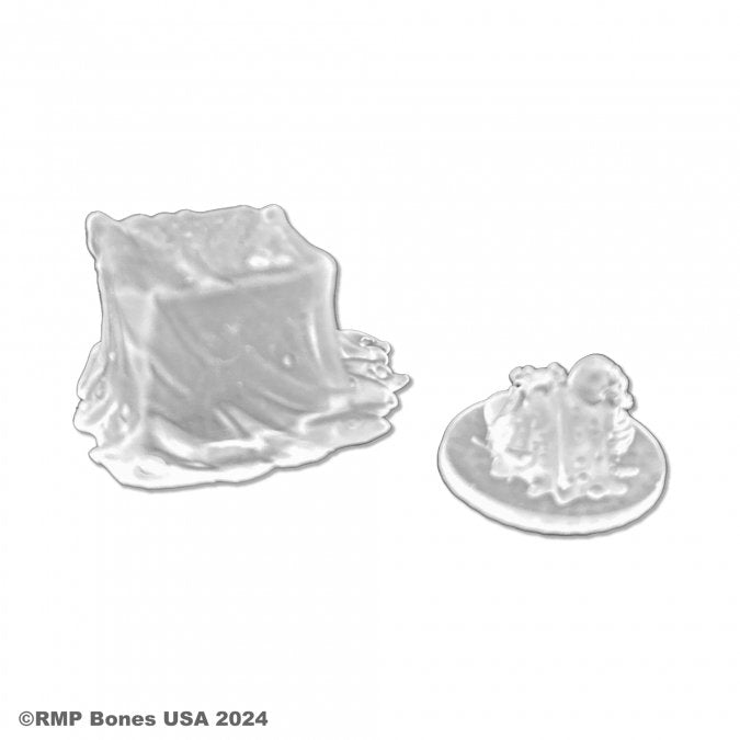 Small Gelatinous Cube (Clear) - Small clear gelatinous cube with a slimy, translucent texture next to a similarly clear round base with gel-like details.