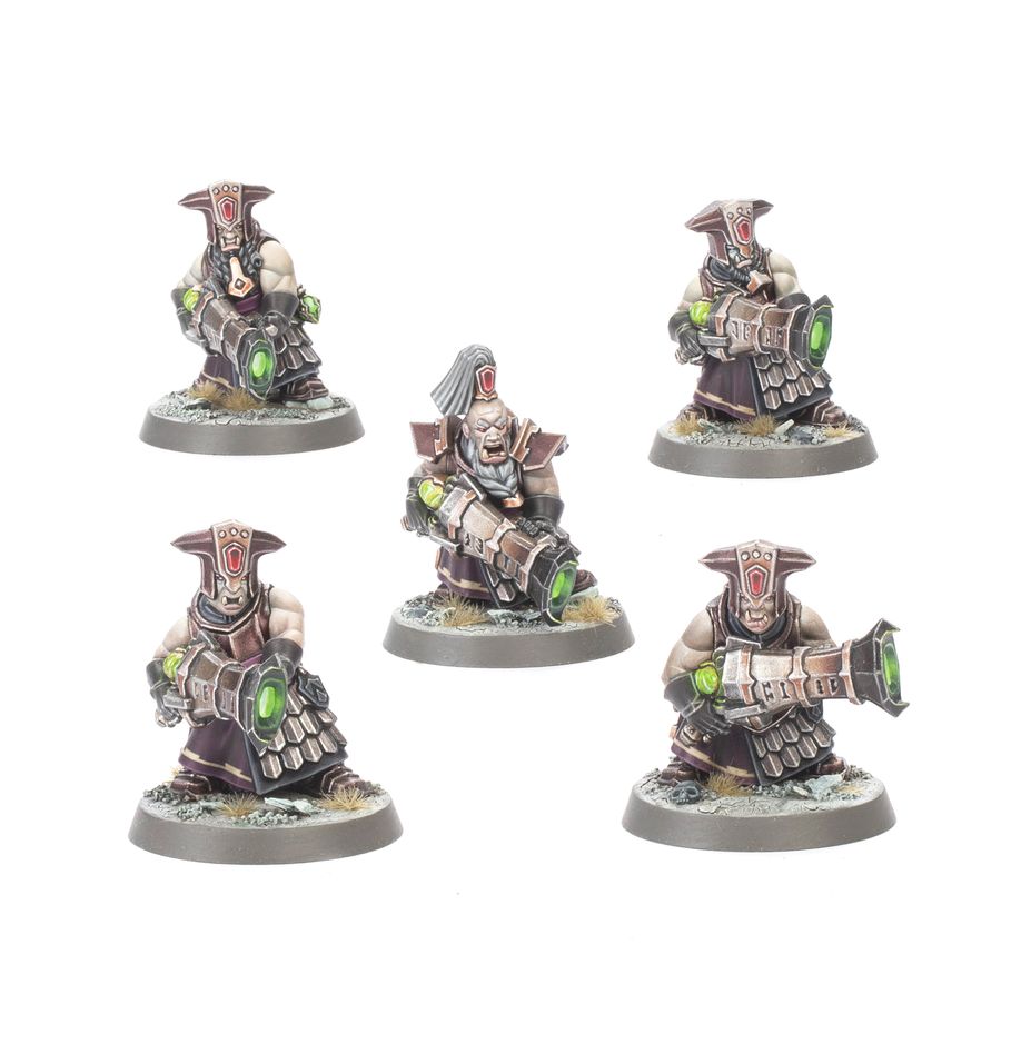 Warhammer Age of Sigmar - Helsmiths of Hashut - Infernal Razers (PREORDER) - Set of five Warhammer Age of Sigmar Helsmiths of Hashut Infernal Razers miniatures in detailed black and bronze armor with.