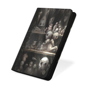 Ultimate Guard Zipfolio: 360 Xenoskin Magic: The Gathering Duskmourn - Dollmaker's Shop - Black zipfolio with dark, eerie shelves filled with ghostly, doll-like figures and muted gray tones.