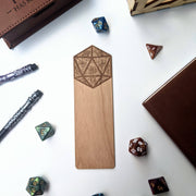 D20 Wooden Bookmarks - DnD - Wooden bookmark engraved with a D20 dice design, surrounded by assorted colorful polyhedral dice on white background.